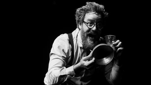Peça que usa do teatro para do ilusionismo para falar de saúde e família chega à Vitória no final de setembro