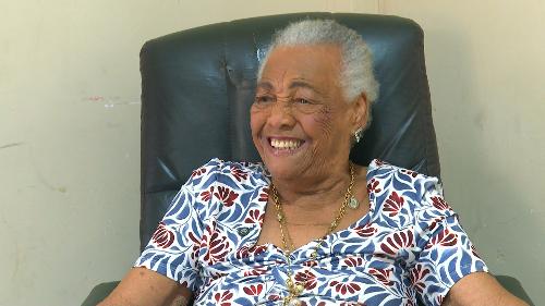 Conheça Tia Laura, que ajudou a transformar a história da Ilha das Caieiras