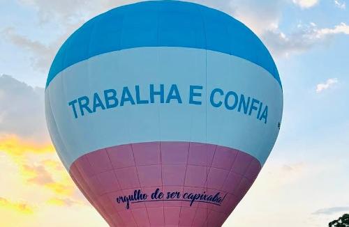 O balão completo, com cesto, três botijas de gás propano, maçarico e envelope, pesa cerca de 350 kg