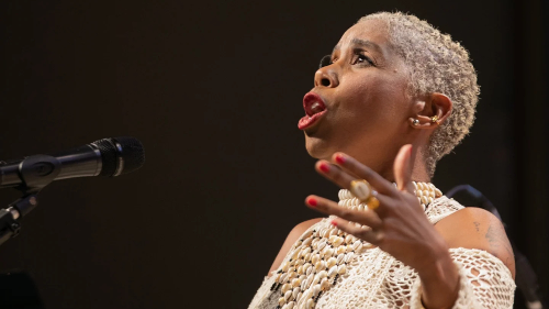 Cantora Elaine Augusta em sua apresentação com a Filarmônica de Mulheres do Espírito Santo em 2025