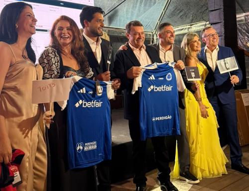 O empresário Pedro Lourenço segura a camisa do Cruzeiro, que acabou arrematada por R$ 40 mil no leilão