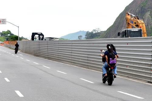 Por conta do isolamento para obras no calçadão da Beira-Mar, ciclistas se arriscam trafegando pelas pistas ao lado dos carros