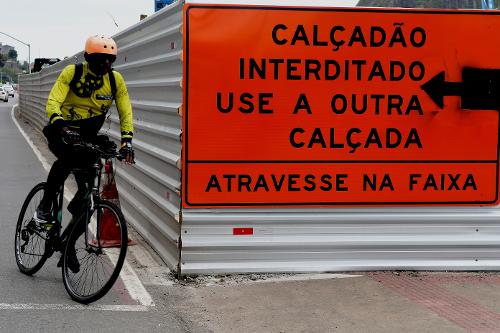 Por conta do isolamento para obras no calçadão da Beira-Mar, ciclistas se arriscam trafegando pelas pistas ao lado dos carros