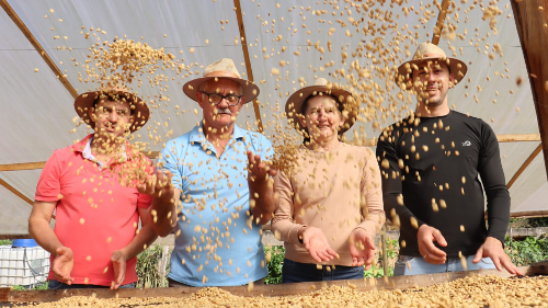 Exposição gratuita reúne fotografias de homens e mulheres que fazem da produção rural um modo de vida