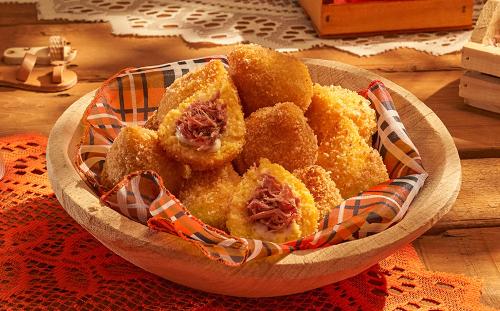Coxinha de cuscuz com carne-seca