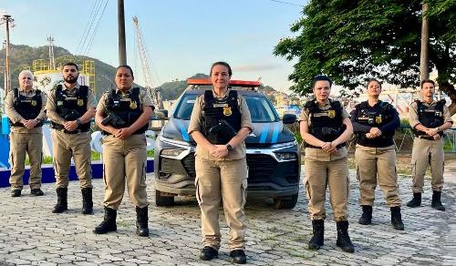 Josi Fabres (no centro) com parte da sua equipe de segurança portuária