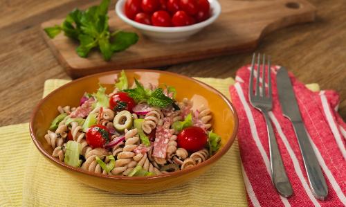Salada refrescante de macarrão