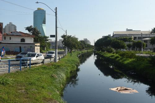 Local onde vai ser feita obra de macrodrenagem na Avenida Perimetral, em Coqueiral de Itaparica, Vila Velha. Na foto, trecho próximo da Avenida Luciano das Neves e sede do INSS