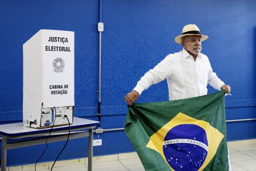 O presidente Luiz Inácio Lula da Silva (PT), candidato à reeleição, vota no primeiro turno da eleição 2026 na Escola Estadual João Firmino Correia de Araújo, no bairro Assunção, em São Bernardo do Campo, no ABC paulista