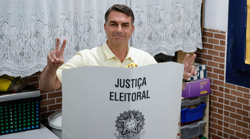 O senador e candidato à Presidência da República, Flávio Bolsonaro (PL), vota na Escola Municipal Barão Homem de Mello, em Vila Isabel, na zona norte do Rio de Janeiro