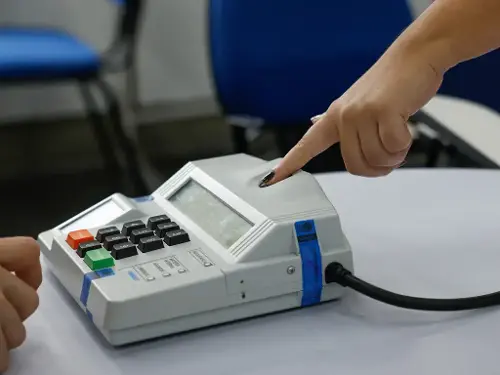 Eleitores que moram no exterior puderam votar em trânsito
