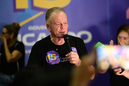 Renato Casagrande comemora sua vitória ao Senado