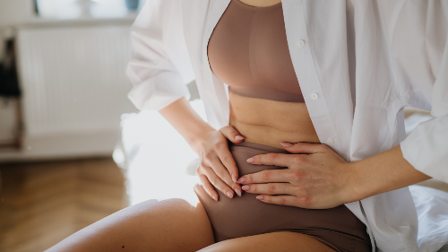 Dor que se repete no período menstrual e atrapalha a rotina não é normal e precisa ser avaliada por um médico