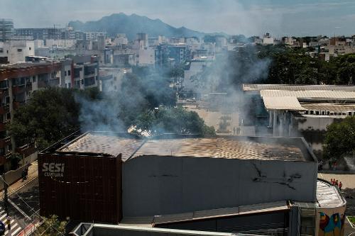 Incêndio atinge teatro do Sesi em Jardim da Penha