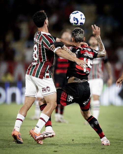 Martinelli e Carrascal em jogo entre Flamengo e Fluminense