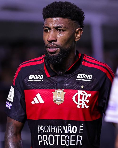 Emerson Royal, jogador do Flamengo, em partida contra o Santos