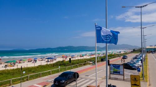 Praia Mariscal, em Bombinhas (SC), uma das contempladas com o Selo Bandeira Azul