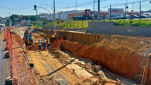 Bloqueio ocorre na altura da loja Obramax, no sentido Viana, para avanço das obras do Trevo de Alto Lage