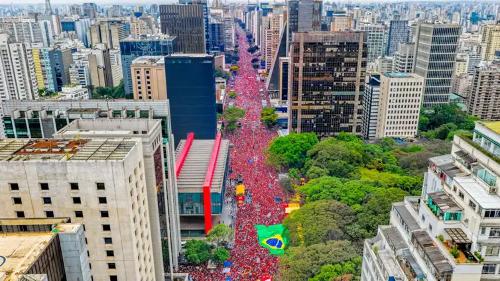 Ato pela reeleição de Lula leva milhares à Avenida Paulista