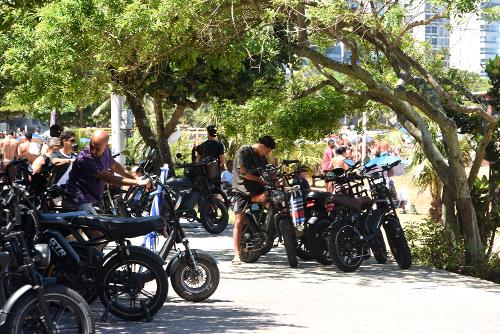 Bicicletas elétricas no caldação da Praia da Costa