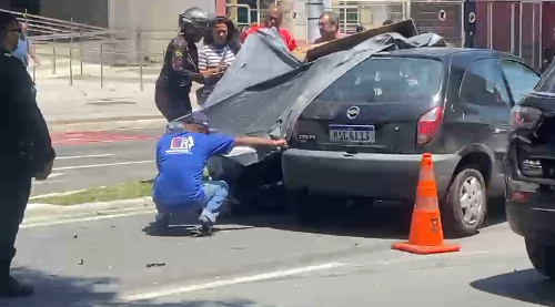 Carro e moto se envolvem em acidente na Avenida Beira-Mar, em Vitória