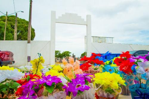 Flores sendo vendidas em frente ao Cemitério São José, no bairro Interlagos, em Linhares