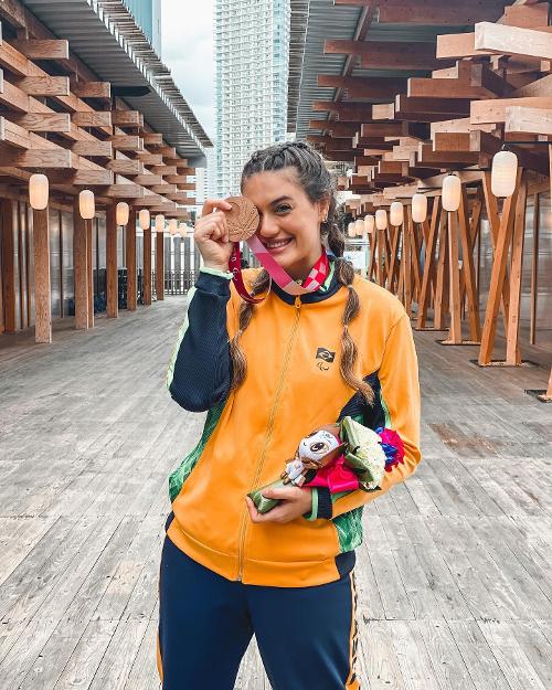 Luiza Fiorese, atleta de vôlei sentado