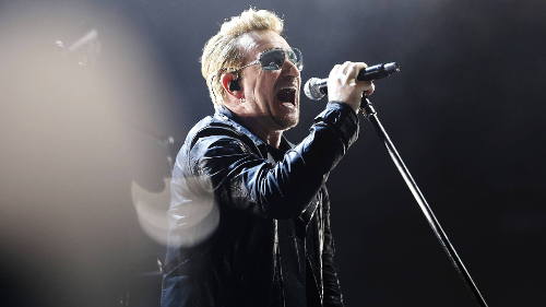 Bono, vocalista da banda U2, no palco da Bercy AccorHotels Arena, em Paris