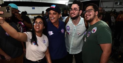 Ricardo Ferraço, em campanha, tira uma selfie com jovens apoiadores