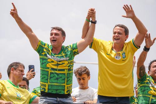 Flávio Bolsonaro e Lorenzo Pazolini no alto do trio elétrico durante ato de campanha na Praia de Camburi, em Vitória (ES) - 17/10/2026