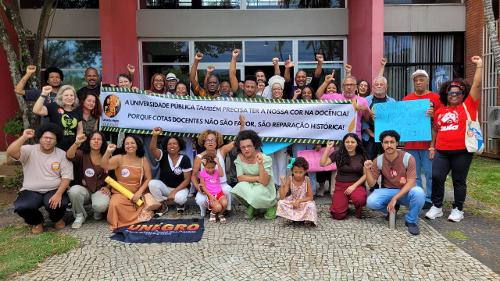 Docentes e membros do movimento negro fizeram um ato público em frente à Reitoria da Ufes pela aprovação no aumento das cotas
