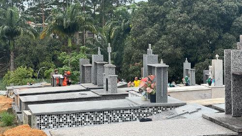 Bombeiros no túmulo onde aconteceu a morte de um homem