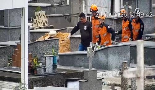 Bombeiros retiram o corpo de Adilson Marcaro do Cemitério São José