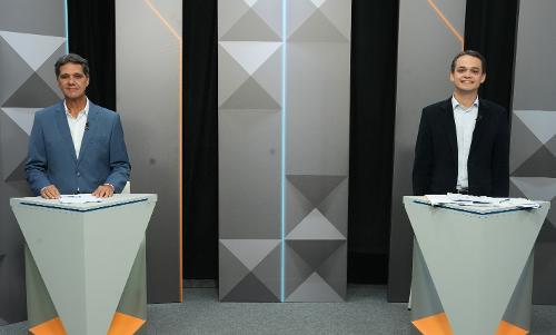 Os candidatos ao Governo do ES Ricardo Ferraço e Lorenzo Pazolini durante o debate da TV Gazeta