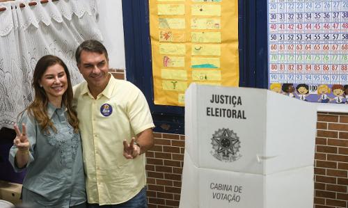 Flávio Bolsonaro votou na Escola Municipal Barão Homem de Melo, em Vila Isabel, na zona norte do Rio de Janeiro
