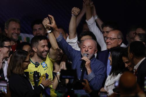 O presidente Luiz Inácio Lula da Silva (PT - Partido dos Trabalhadores), candidato à reeleição, e aliados após a divulgação do resultado do segundo turno das eleições presidenciais