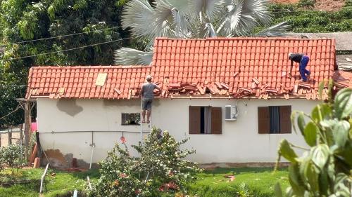 A chuva provocou danos, incluindo destelhamentos de residências e obstrução de vias.