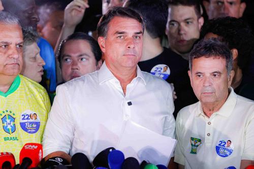 Flávio Bolsonaro faz coletiva de imprensa após resultado negativo das eleições