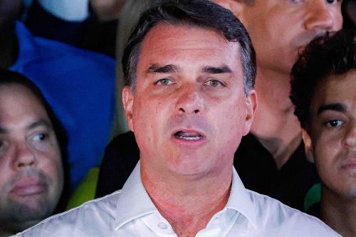 Flávio Bolsonaro faz coletiva de imprensa após resultado negativo das eleições