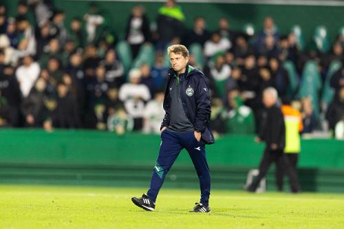 Fernando Seabra, técnico do Coritiba durante partida contra o Grêmio