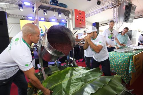O doce de banana é produzido artesanalmente em um caldeirão gigante