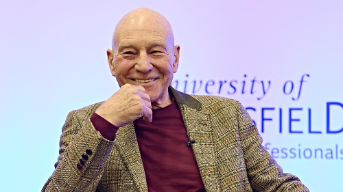 Ator britânico Patrick Stewart, conhecido no cinemas e condecorado Sir pela rainha.