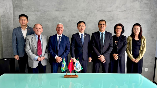 Membros da Prefeitura de Jagauré com representantes de empresasa chinesas durante a Feira Internacional do Café Conilon em 2025.