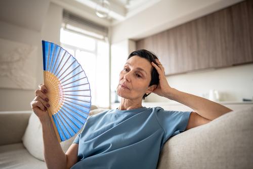 Mulher com calor na menopausa