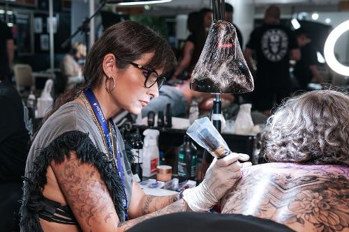 A tatuadora capixaba Kessy Borges