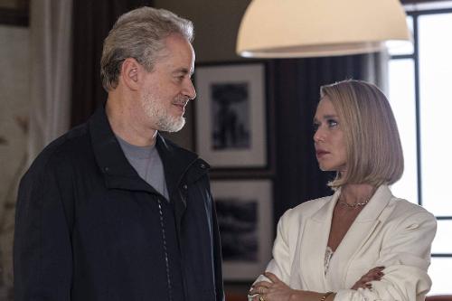 Dora (Mariana Ximenes) expulsa Ademir (Dan Stulbach) do apartamento após mais uma briga