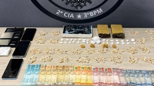 Suspeitos e drogas foram levados para a delegacia de Alegre