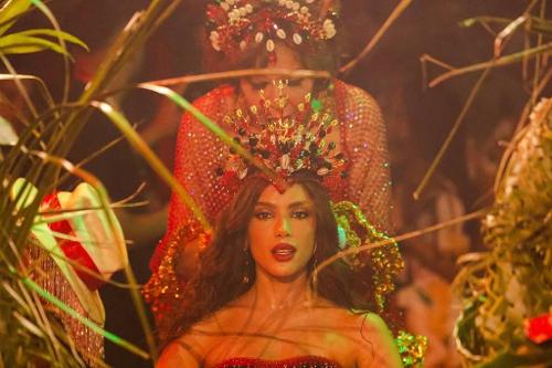 Anitta é coroada por Eloína dos Leopardos na Grande Rio