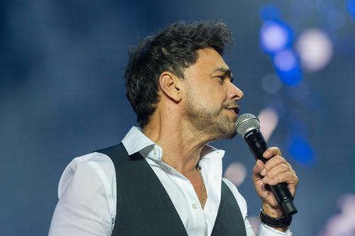 Zezé di Camargo durante show em 2023