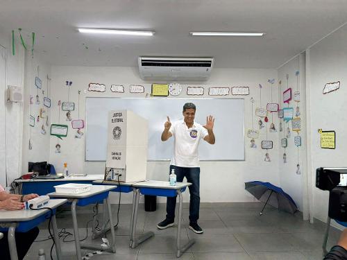 Na escola Ilha Novo Mundo, o candidato chegou na escola por volta das 8h30 da manhã.